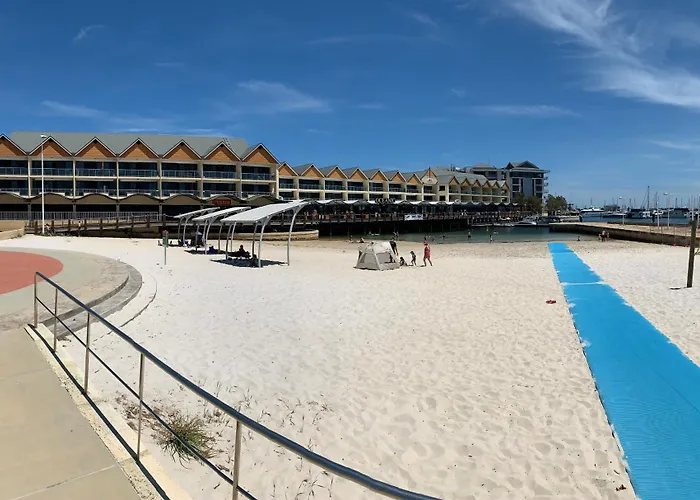 The Hutt On Mandurah Marina